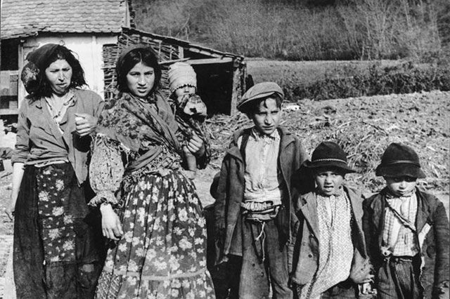 «Кровь сквозь землю выходила». Как нацисты уничтожали цыганский народ