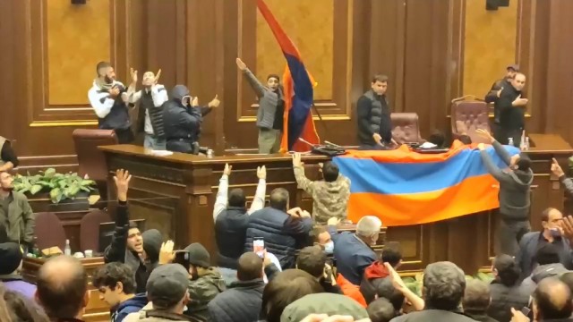 Погромы в здании парламента в Армении
