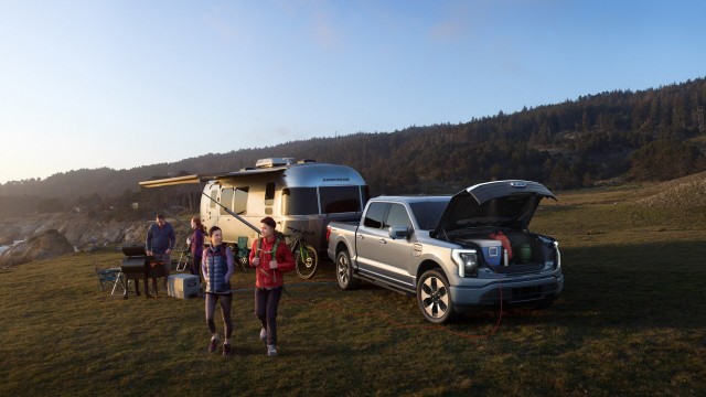 "Этот сосунок быстр!" Байден испытал новый электрический пикап Ford F-150 Lightning