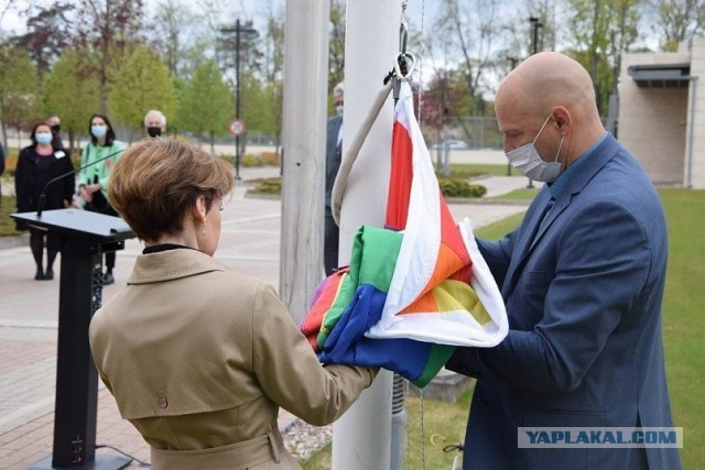 Осквернением флага Беларуси руководил сотрудник посольства США в Латвии