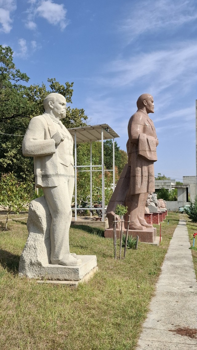 Гигантская голова Ленина
