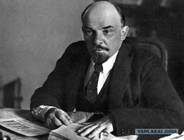 Почему у певцов ртом одни клички стали?