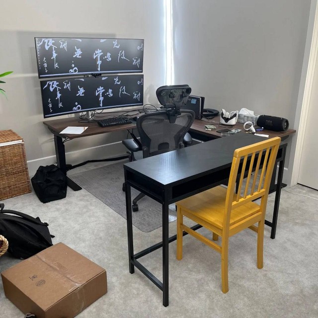 Программист так сильно хотел победить прокрастинацию, что нанял трёх ассистентов, которые следили, чтобы он не отвлекался от дел 16 часов в сутки.