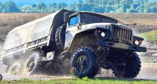 Украина заказала 1000 грузовиков Zetros для ВСУ
