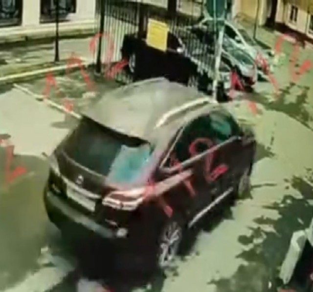 В Москве автоледи на "Лексусе" перепутала газ с тормозом и на скорости впечаталась в жилой дом