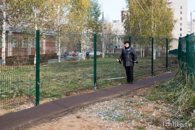 Женщина упала головой на забор, а мимо шли люди. Остановилась только пятиклассница