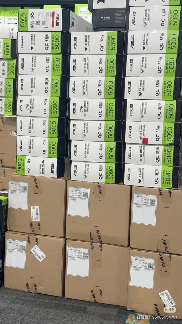 В Сеть попали фотографии сотен GeForce RTX 5090 на палетах. Так выглядят закупки компаний, собирающих ИИ-серверы