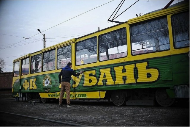 Группа подростков попыталась устроить акт вандализма пытаясь разрисовать электропоезд и вступила в конфликт с охранником