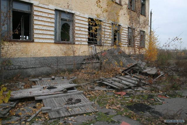 Заброшенная танковая база.
