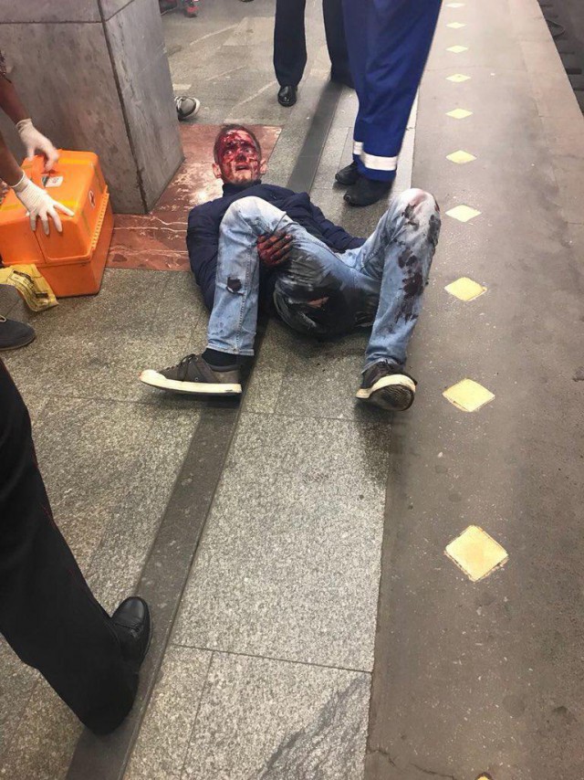 В Московском метро парень внезапно прыгнул на лобовое стекло поезда