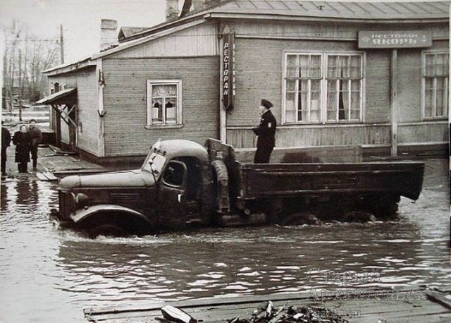 В Архангельске дом сошел со свай.