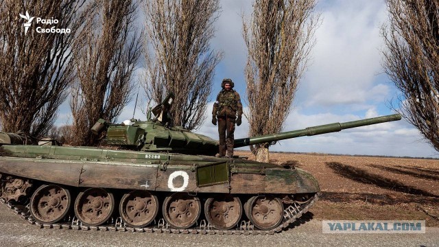 Кадры движения колонны российской бронетехники в 44 километрах от украинской столицы.