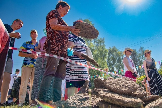 В Пермском крае прошли соревнования по метанию коровьих лепешек