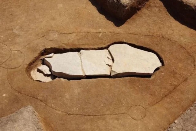 В Японии вскроют каменный гроб из трехметровой могилы периода Яёй