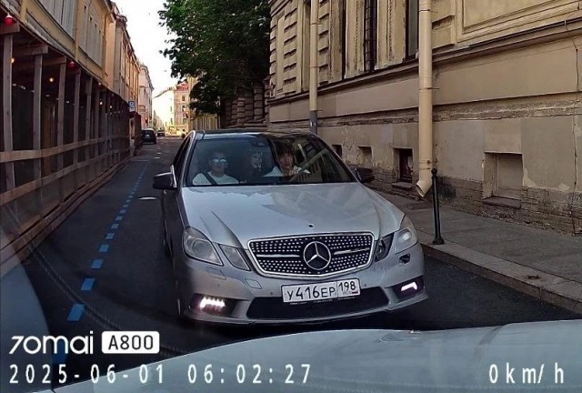 Компания на битом Мерседесе ехали по встречке Мошкова переулка и не хотели уступать дорогу