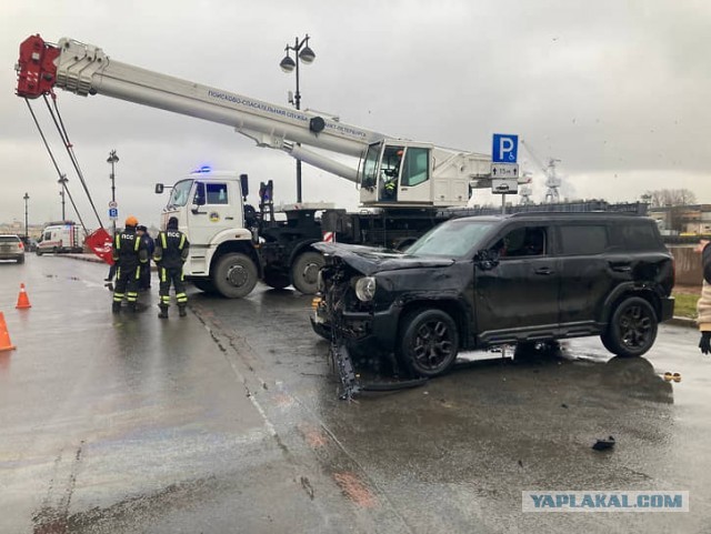 У Горного университета машина вылетела в Неву. Погиб мужчина