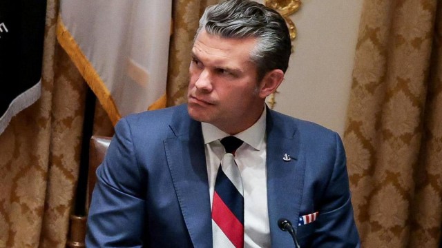 В Москве женщина патриот отчитала подростка в ТЦ за то, что он был одет в худи цветов американского флага.