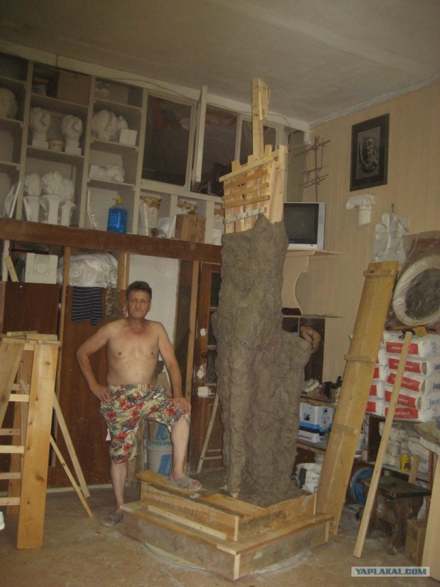Памятник - это просто  !
