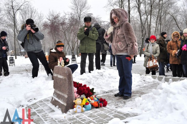 На Аллее ангелов в Донецке почтили память детей