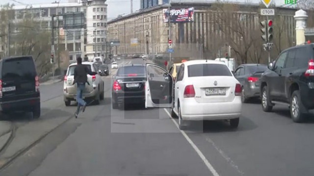 Очевидцы сняли на видео ограбление на дороге в Москве