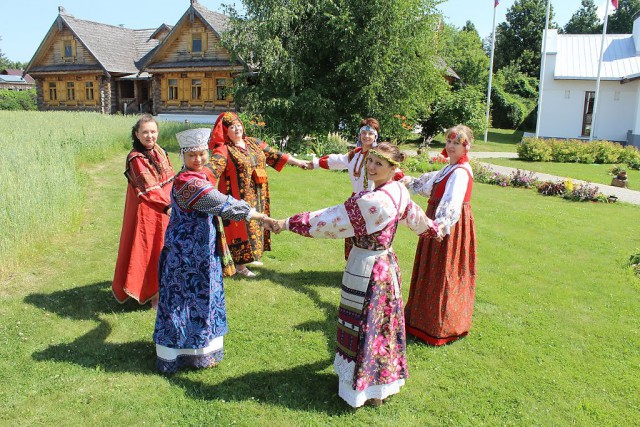 Невеста танцует без юбки перед гостями