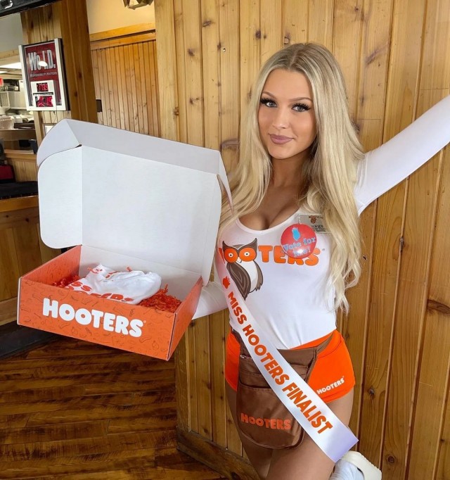 Сексуальные официантки Hooters