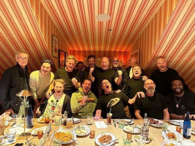«Классный чувак»: Джим Керри отметил 62-летие в компании Адама Сэндлера и Дэвида Спейда
