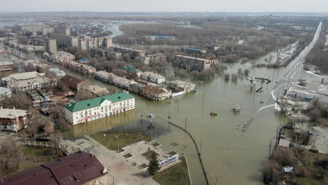 Глава Минстроя РФ Ирек Файзуллин раскритиковал дамбу, с прорыва которой началось наводнение в Орске