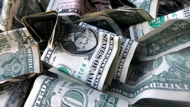 Bloomberg: отток долларов приведет к «лавине» валютных операций на 2,5 трлн долларов