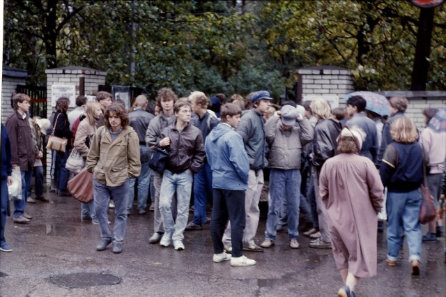 Ровно 35 лет назад.
40 дней с момента гибели Виктора Цоя.