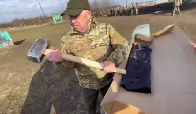 В Дальнереченске водитель ударил мотоциклиста топором за заправку вне очереди.