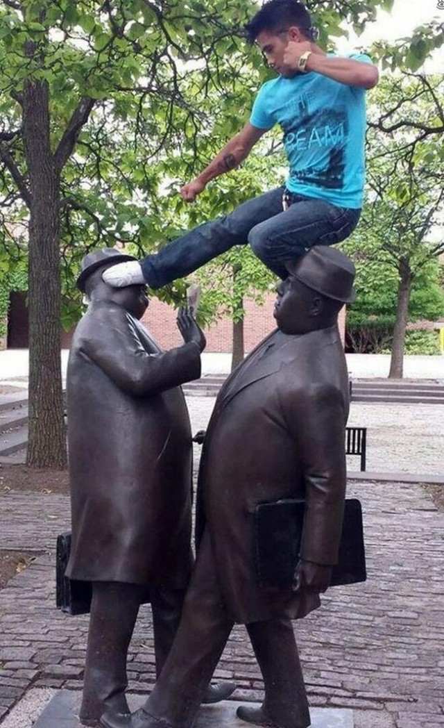 Как правильно фотографироваться со статуями