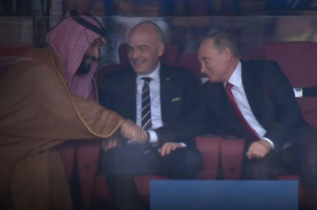 Как Путин реагировал на голы во время матча-открытия ЧМ. Фоторепортаж от гола к голу