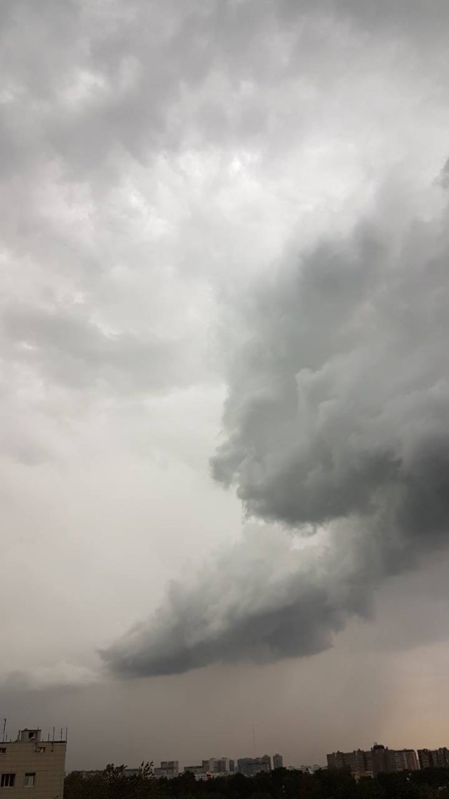 В Москве начался ад. На улицу без надобности лучше не выходить — сдует. Или смоет