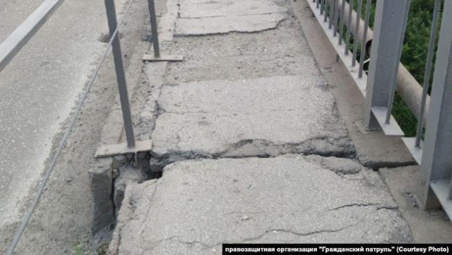 В Новосибирске жители пожаловались в мэрию на шатающийся мост