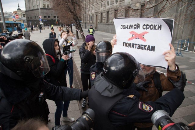 Прямо сейчас на Лубянке около здания ФСБ проходит акция против обнуления президентских сроков, полиция задерживает людей