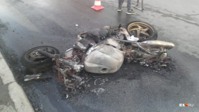 Смертельное ДТП в Екатеринбурге: Mercedes столкнулся с мотоциклом Honda
