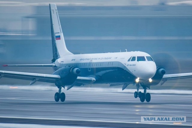 Продолжаются наземные испытания (рулёжки и пробежки) самолёта Ил-114-300