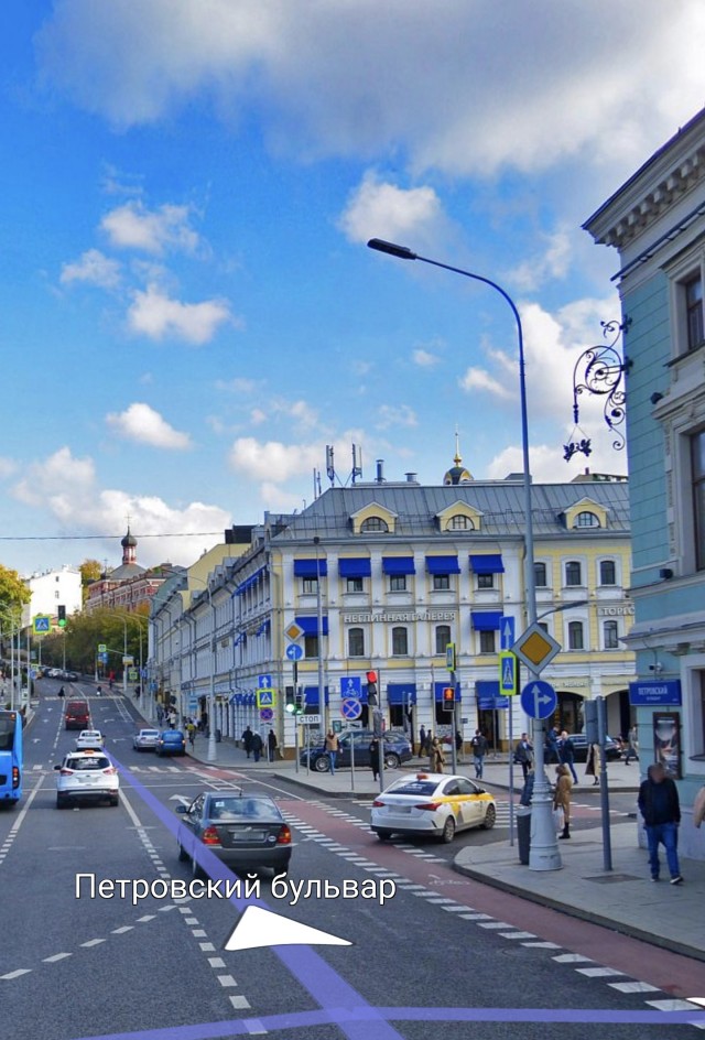 На Трубной площади в Москве мотоциклист на большой скорости влетел в BMW, после чего его отбросило в пешехода