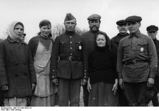 1942 год в 60 фотографиях
