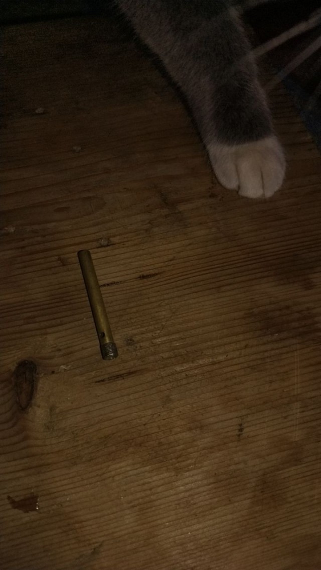 Нужно просверлить дырочку в стеклянном плафоне.