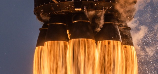 Эффектный ночной старт SpaceX Falcon 9 показали с борта самолёта