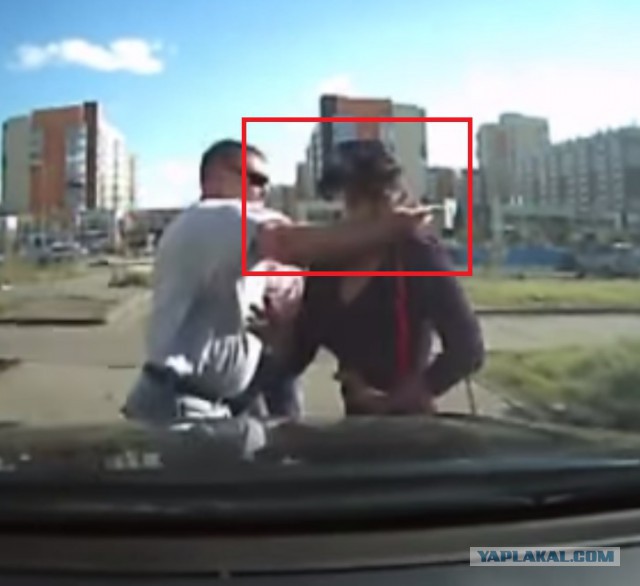 Агрессивный водитель избил активистку "Стоп-хам"