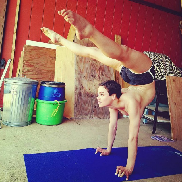 Гибкая гимнастка Нина Бурри на снимках из Instagram