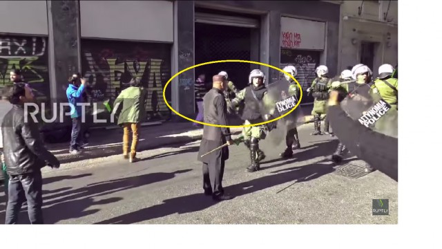 Фанаты футбольного клуюа ПАОК гоняют пакистанцев по всей Греции