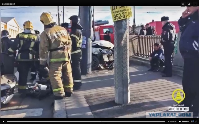 Два автомобиля врезались в толпу людей в Петербурге