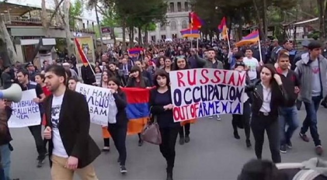 Тысячи людей покидают  Степанакерт после ночных обстрелов