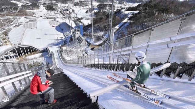 Норвежский прыгун с трамплина Даниэль-Андре Танде потерял равновесие в воздухе и рухнул на склон на этапе Кубка мира