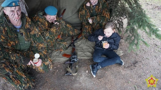 Что сделали витебские десантники с малолетним тиктокером, плевавшим на воинские могилы