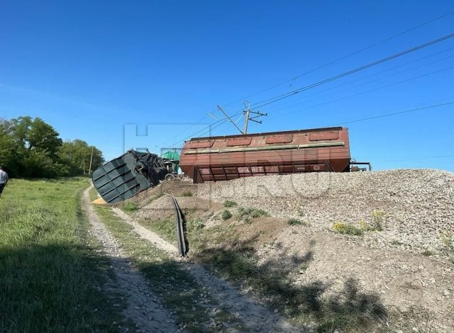 Поезд с зерном сошёл с рельсов из-за подрыва железнодорожного полотна в Крыму.